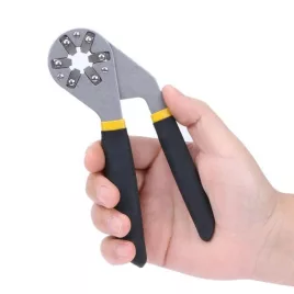 Rohrschlüssel mit Stahlzähnen