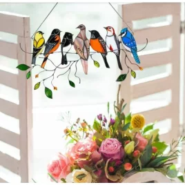 Dekorative Vögel aus farbigem, bemaltem Kunststoff
