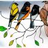 Dekorative Vögel aus farbigem, bemaltem Kunststoff