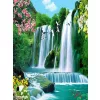 Wasserfall mit Vögeln
