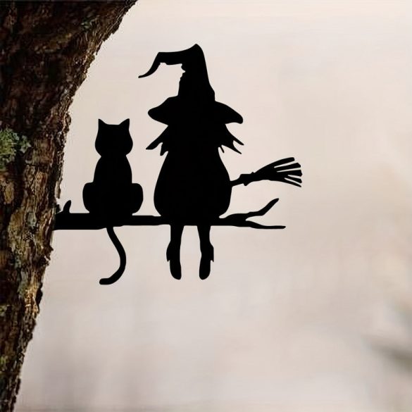 Hexe und Katze als Garten-Deko für den Baum