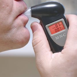   Digitale Alkoholtester mit Display - mit Schlüsselring und 5 Mundstücken