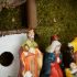Weihnachtliche Tischdekoration mit Krippe (Keramik und Holz)