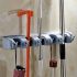 Wandmontierter Wisch- und Besenhalter