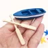 2-teiliges Miniatur-Anglerboot-Set mit Holzrudern, blaue Harz-Bootsfigur