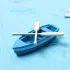 2-teiliges Miniatur-Anglerboot-Set mit Holzrudern, blaue Harz-Bootsfigur