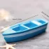 2-teiliges Miniatur-Anglerboot-Set mit Holzrudern, blaue Harz-Bootsfigur