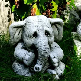 Niedliche graue Baby-Elefantenstatue