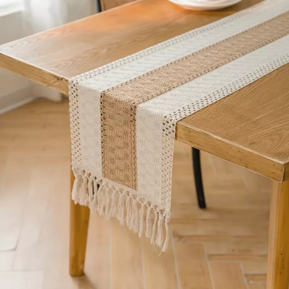 Gehäkelter Tischläufer mit Quaste