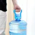 Ergonomischer Wasserflaschen-Träger mit Griff