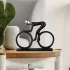Moderne, abstrakte Radfahrerskulptur