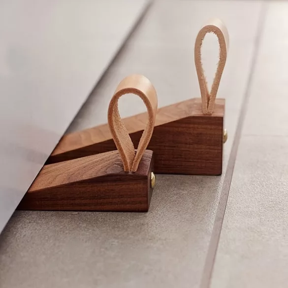 Premium-Holztürstopper mit polierter Metallbeschichtung