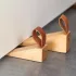 Premium-Holztürstopper mit polierter Metallbeschichtung