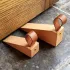 Premium-Holztürstopper mit polierter Metallbeschichtung
