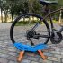 Verstellbarer Fahrradparkständer - Robuster Kunststoff, bodenmontierter Ausstellungsständer für Renn- und Mountainbikes mit sicherer Fußstütze Schwarz