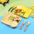 Gemustertes Kindergeschirr mit Löffel und Gabel