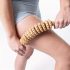 Gebogenes Holztherapie-Massagegerät mit Rollen