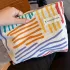 Kleine Bunte Gestreifte Schminktasche